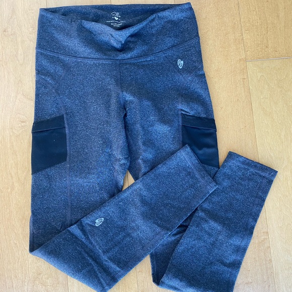 5 Leggings bundle! Alo Yoga+ Ellie 2 long and 3 capri! Size Small - Picture 4 of 8